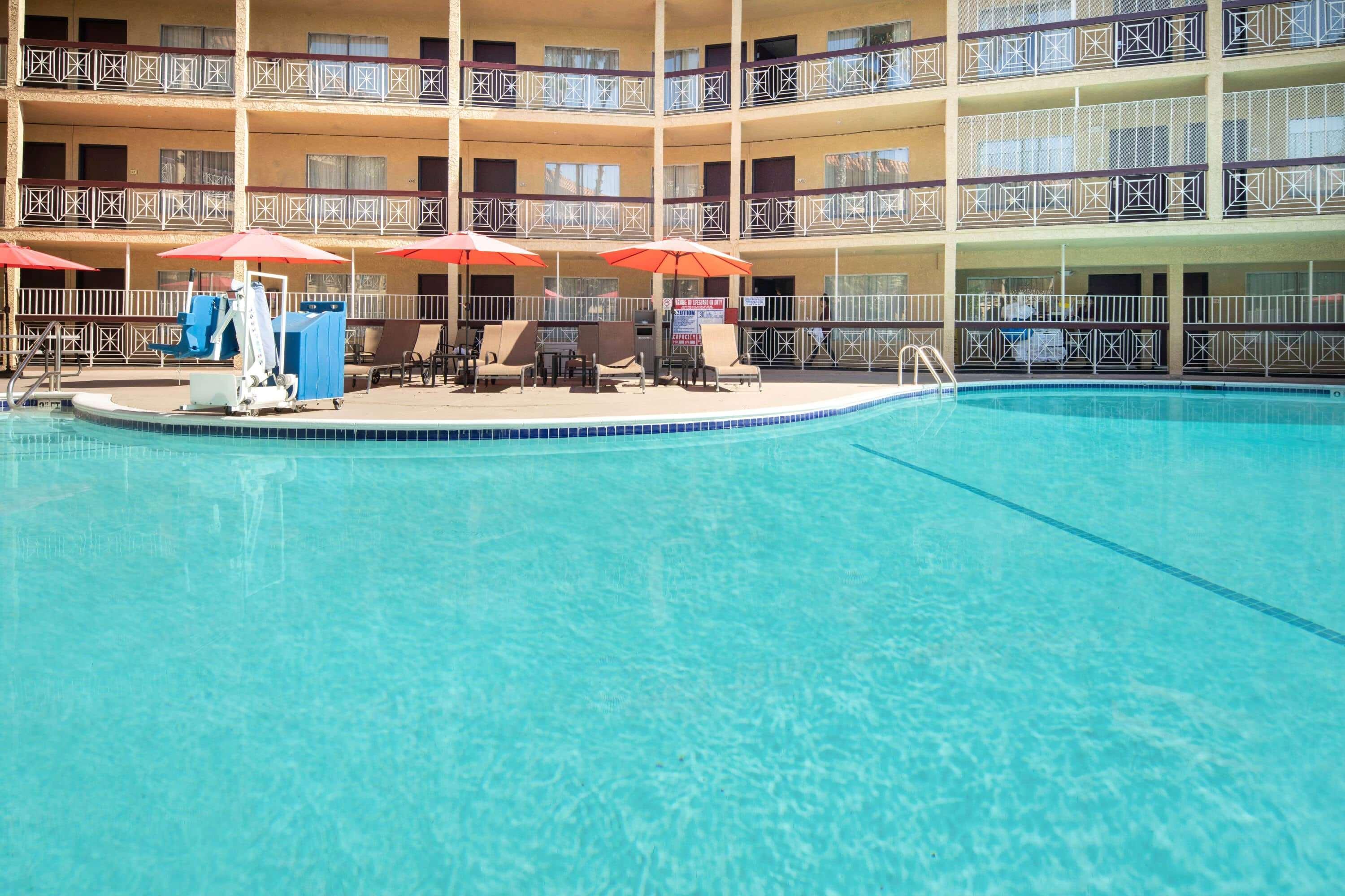 Ramada By Wyndham Burbank Airport Hotel Kültér fotó